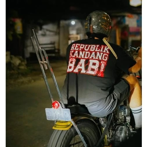 Kaos Distro Republik Kandang Babi Unisex Viral - Thsirt Pria Wanita - Baju Kata Kata Keren