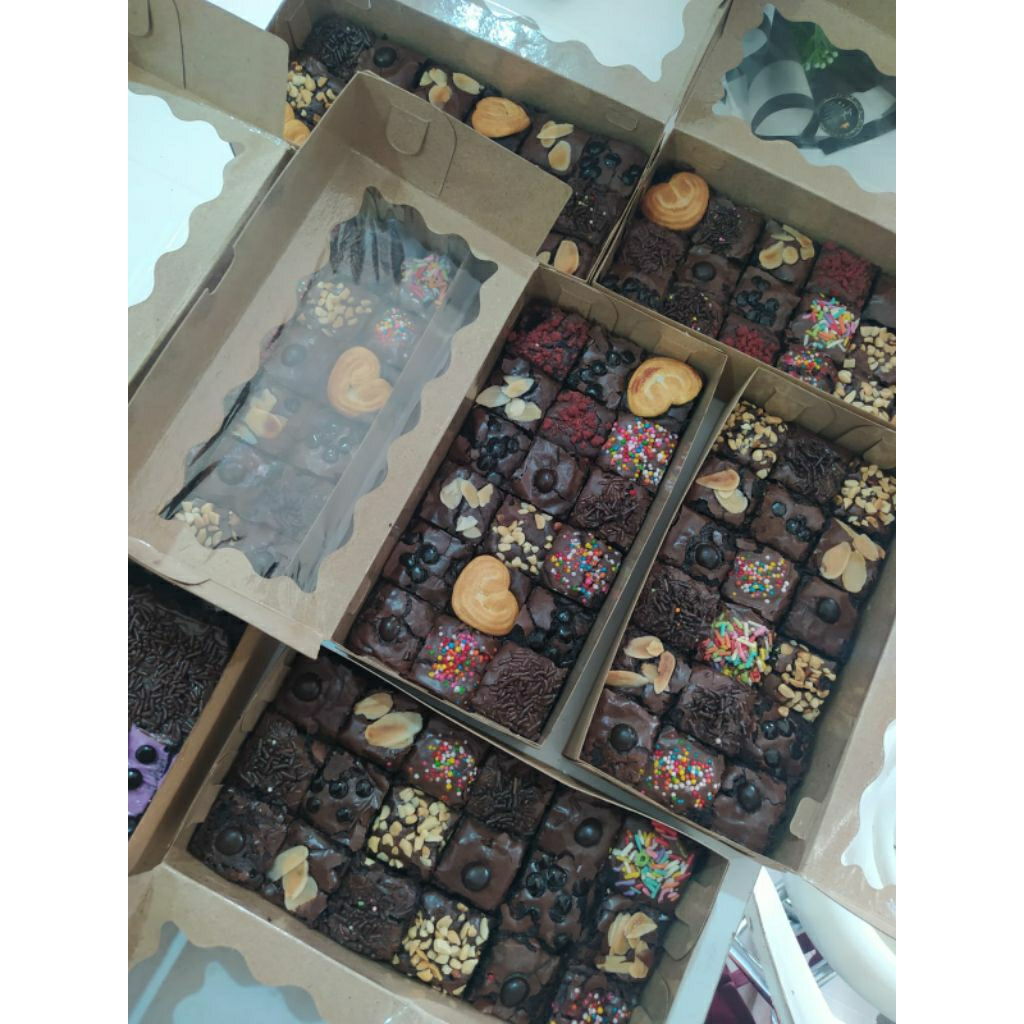 Fudgy Brownies Panggang Sekat 20 x 10 isi 18 potong kecil ( Free Kartu Ucapan)