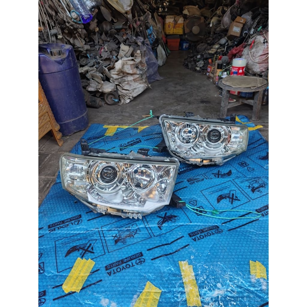 Headlamp pajero sport dakar original.