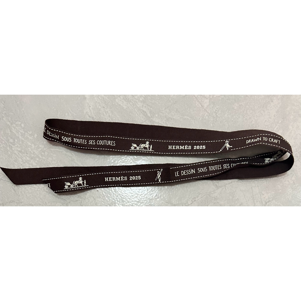 

Herme* 2025 Ribbon Box Pita Kado