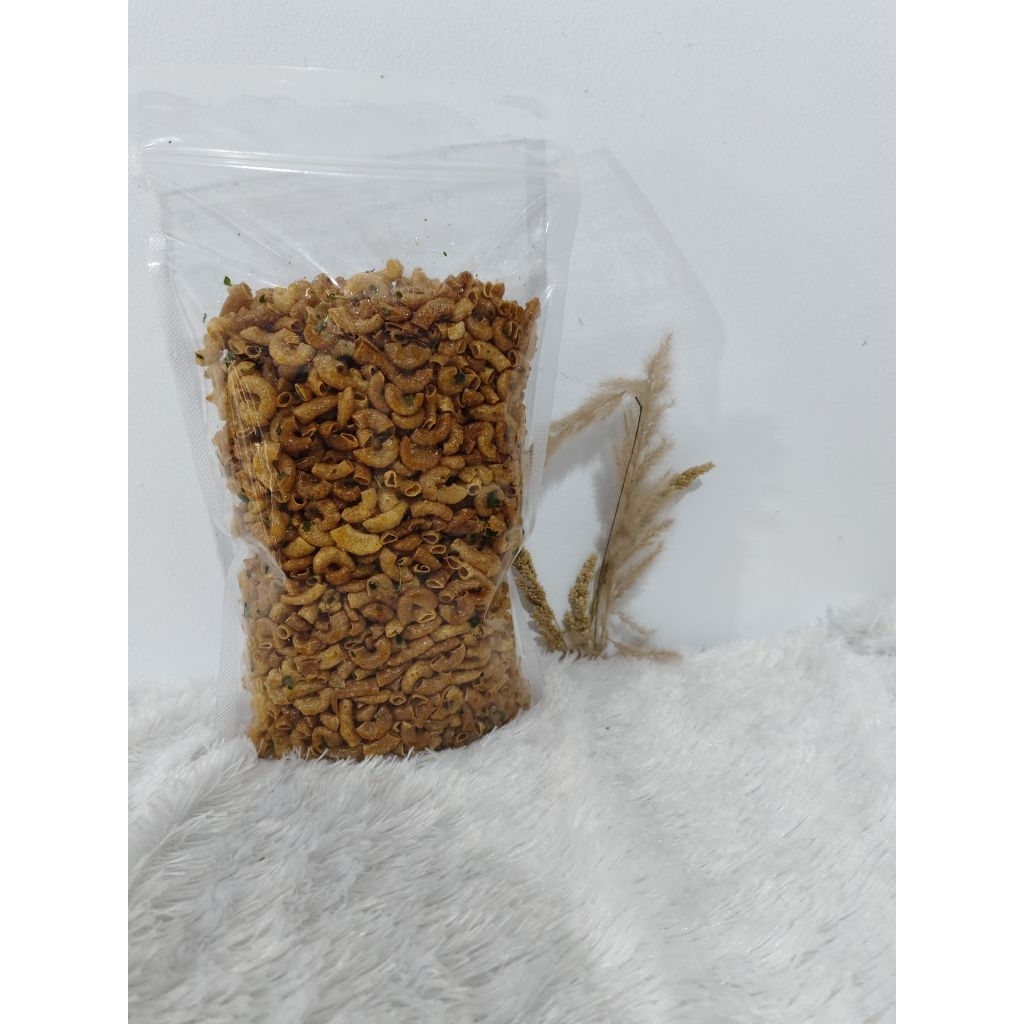 

[500gram] MAKARONI DAUN JERUK Cemilan Pedas Renyah Gurih Makaroni Daun Jeruk
