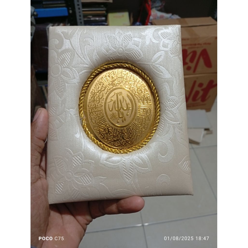 

cover yasin oscar busa warna putih beigi