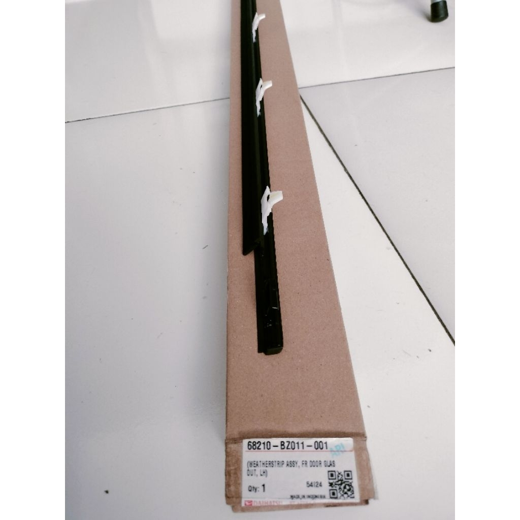 pelipit kaca list kaca bagian depan sebelah kiri Lh avanza xenia 2006 2007 2008 2009 2010 2011 origi