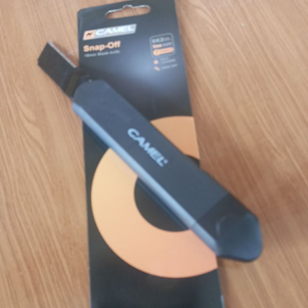 

Pisau cutter Camel black knife 18 mm Snap off