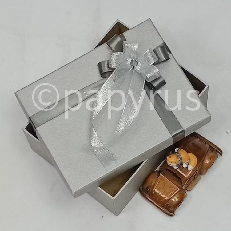 

PAPYRUS 17,5x22,5 Tinggi 5cm Kotak Kado Gift Box Hardbox Hampers Hadiah V3