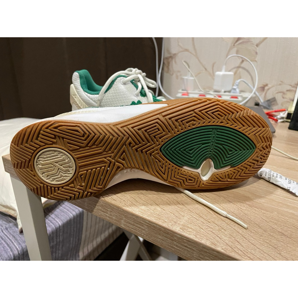 Preloved Kyrie Three Pair