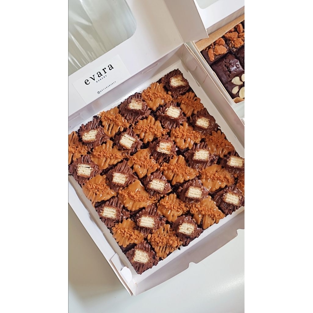

HAZELNUT AND BISCOFF BROWNIES UKURAN 20X20CM