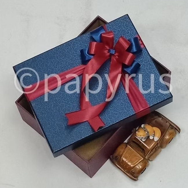 

PAPYRUS Kombinasi 17,5x22,5 Tinggi 5cm Kotak Kado Gift Box Hardbox Hampers Hadiah V2