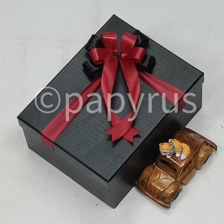 

PAPYRUS 17,5x22,5 Tinggi 10cm Kotak Kado Gift Box V2