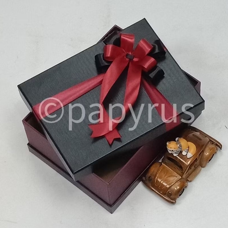 

PAPYRUS Sandwich 17,5x22,5 Tinggi 8cm Kotak Kado Gift Box Hardbox Hampers V2