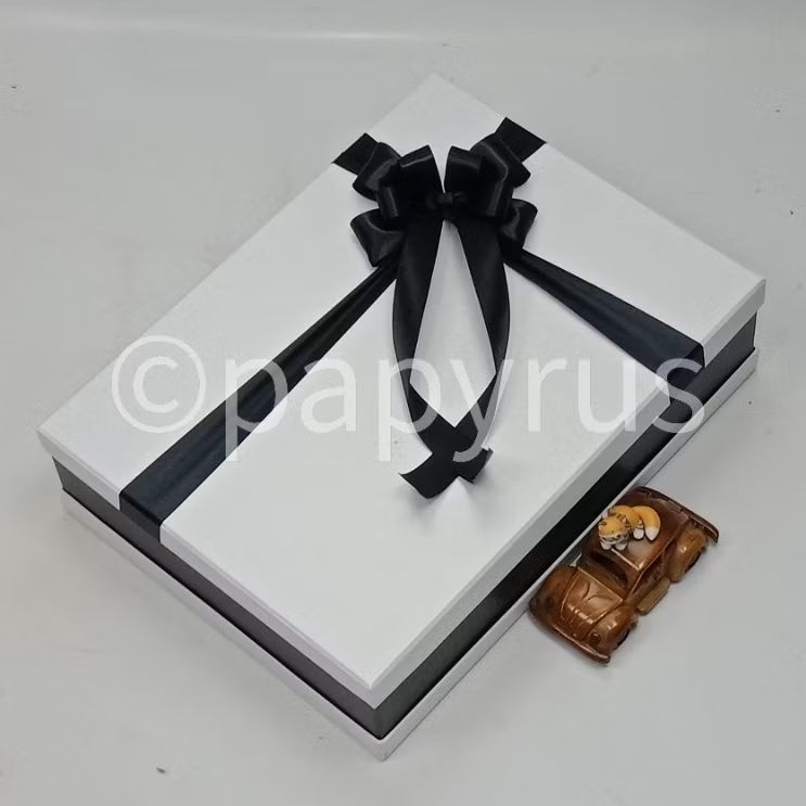 

PAPYRUS Sandwich 30x40 Tinggi 10cm Kotak Kado Gift Box Hardbox Hampers V2