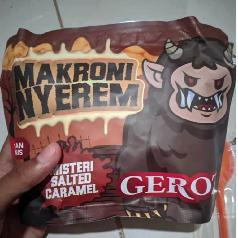 

Makroni Nyerem Rasa Salted Caramel Snack Cemilan