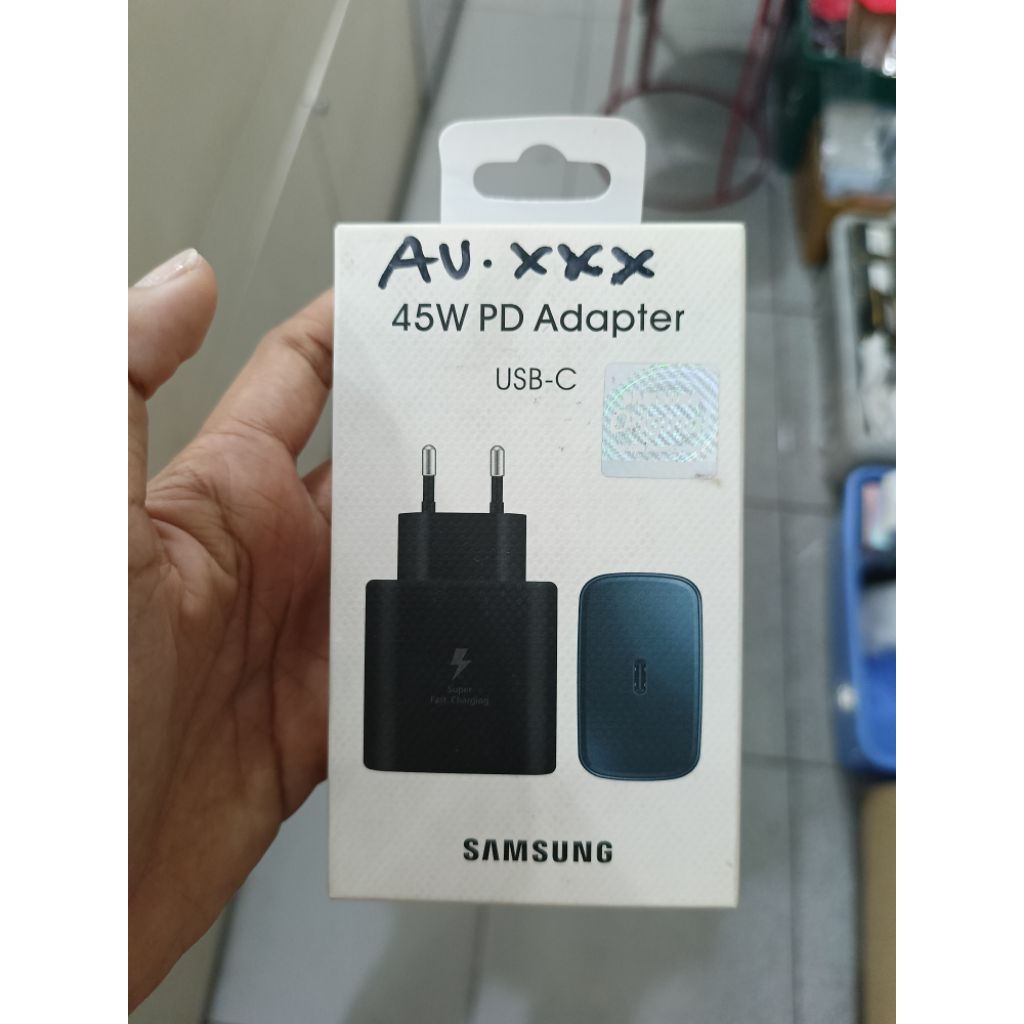 adaptor daya Samsung 45W PD (Power Delivery) dengan konektor USB-C, model EP-TA845. 