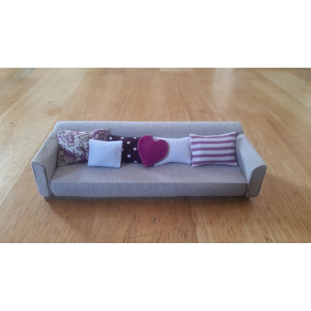 Maket miniatur doll house rumah barbie diy sofa lurus ruang tamu skala 1:25 plus bantal