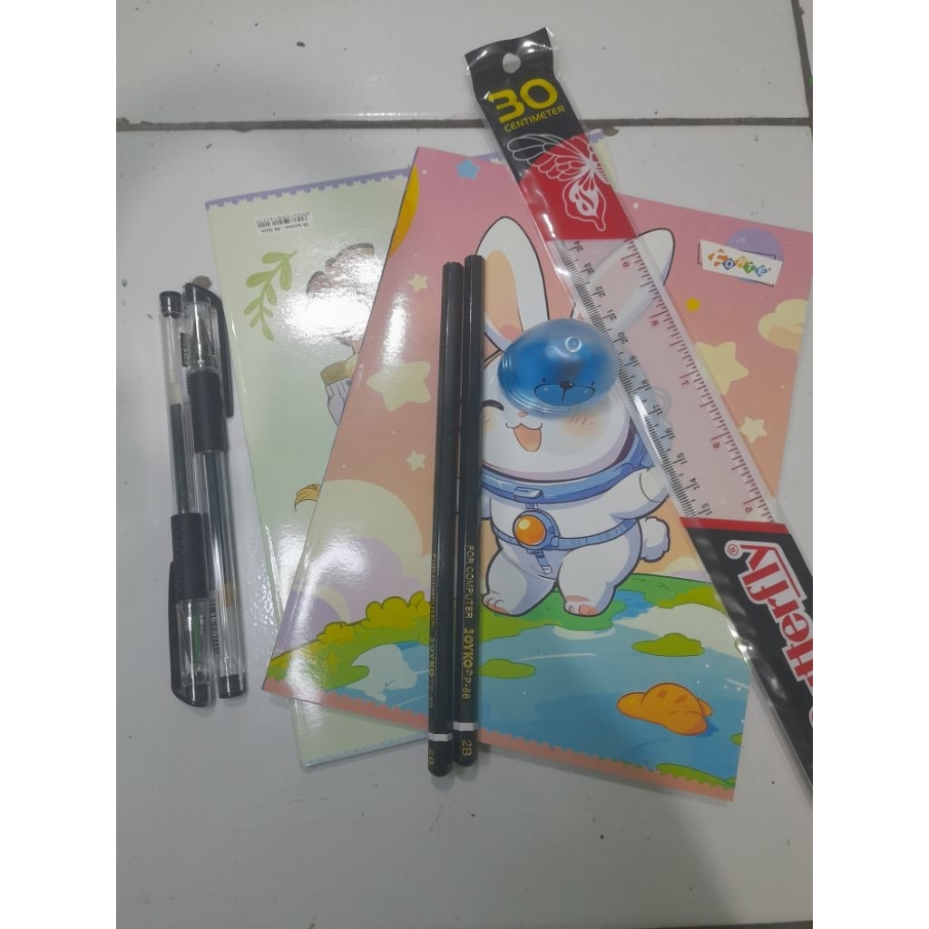 

1 set Alat Tulis Buku,Pulpen,Pensil,Penggaris,Rautan Dan Hapusan