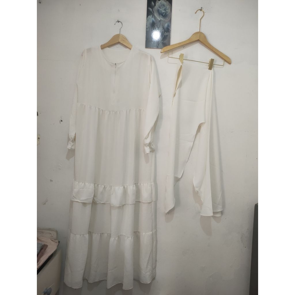 Gamis Ceruti rempel putih plus jilbab pet