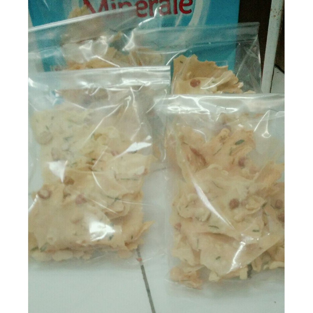 

Peyek kacang daun jeruk