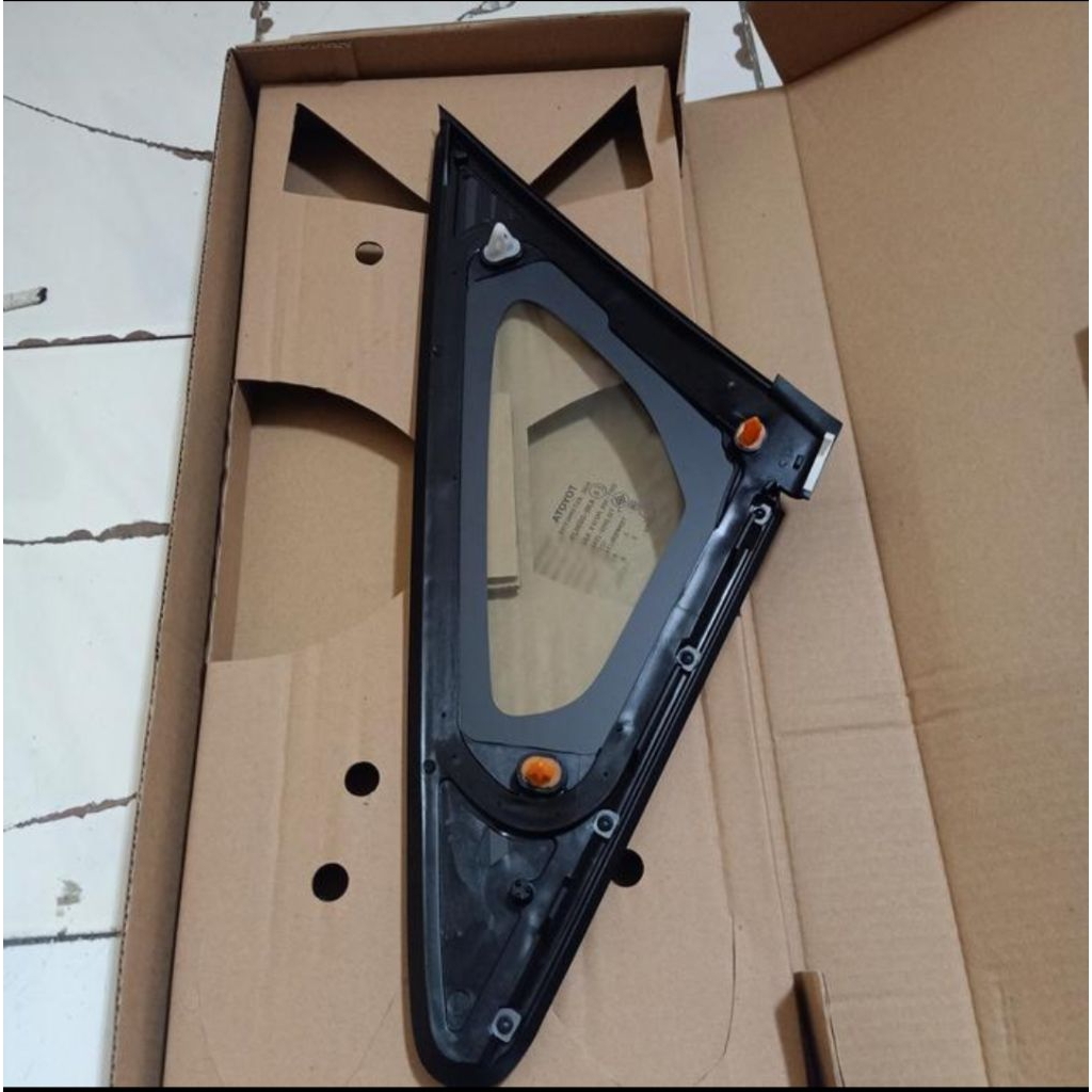 Kaca Segittiga Samping Innova Venturer Original Toyota