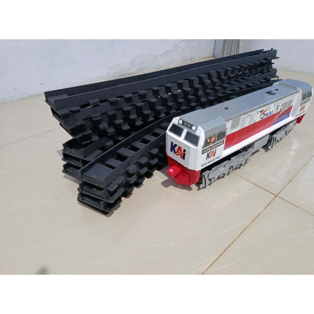 miniatur kereta api kayu cc206 bermesin + rell+ batrai cas