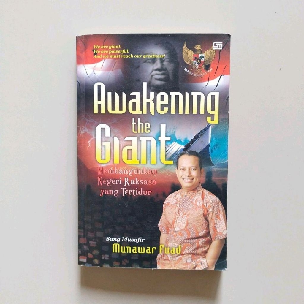 Buku Inspirasi: AWAKENING THE GIANT Membangunkan Negeri Raksasa yang Tertidur - Munawar Fuad