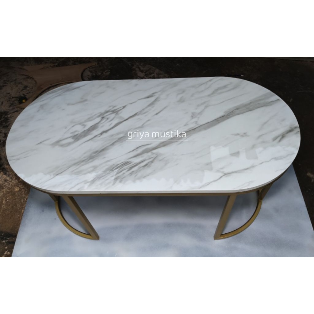 Meja Oval Minimalis Ruang Tamu