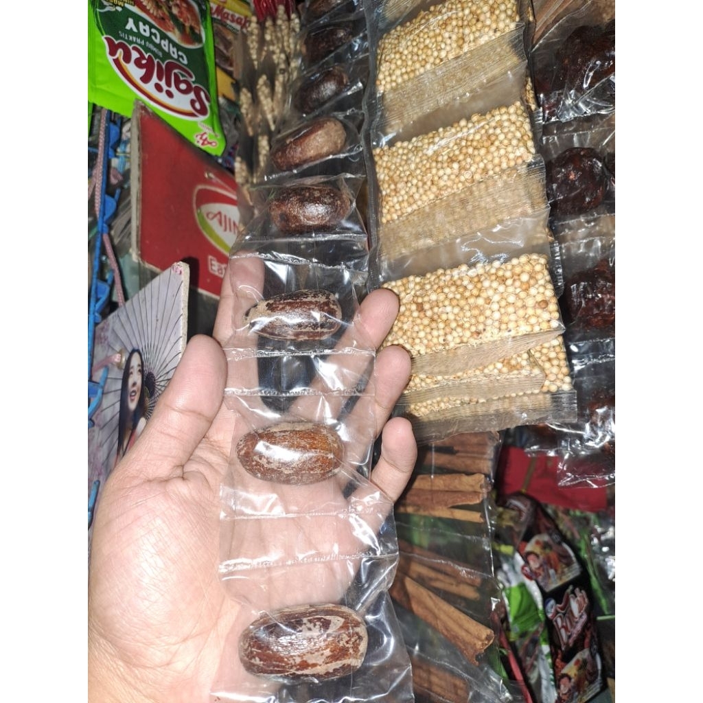 

Biji pala sachet isi 10