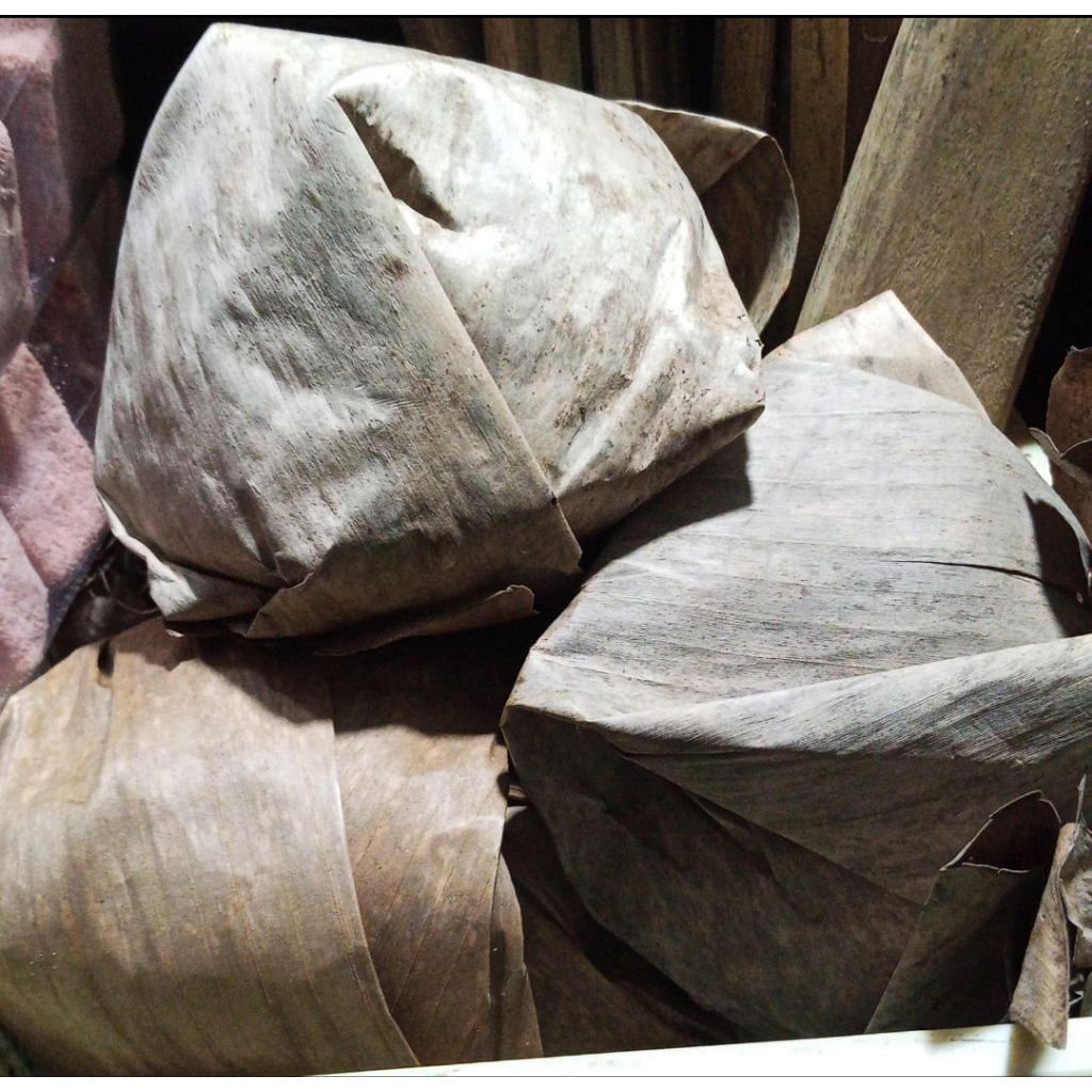 

Gula Merah Saparua asli Maluku ( isi 2 belah/2 bagian)