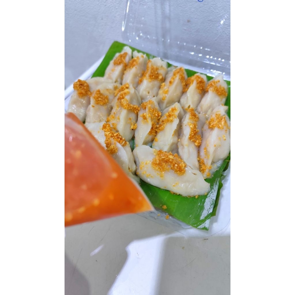 

Coioan isi rebung / cuksun kalimantan per pcs ( halal) kue khas kalimantan