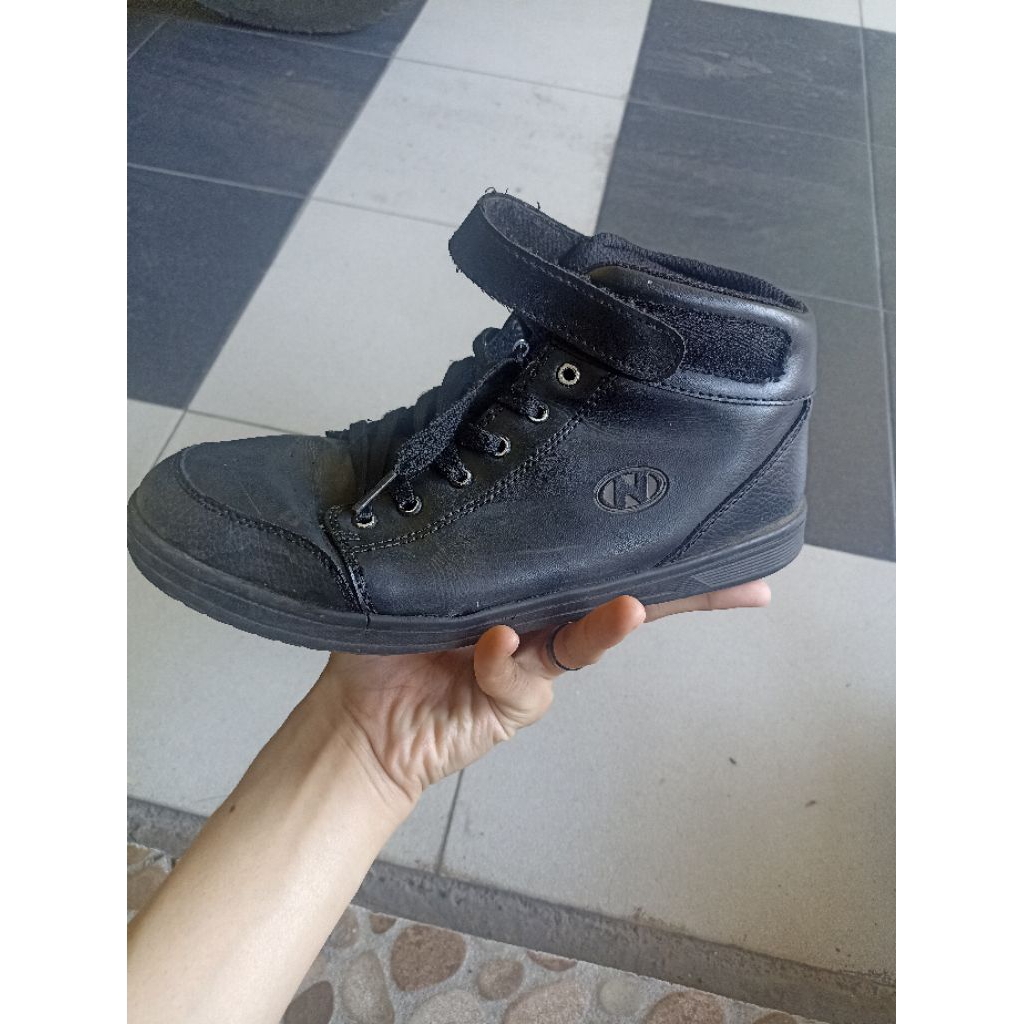 Preloved Sepatu New Era Luxio Original All Black Size Ukuran 41 ( BEKAS )