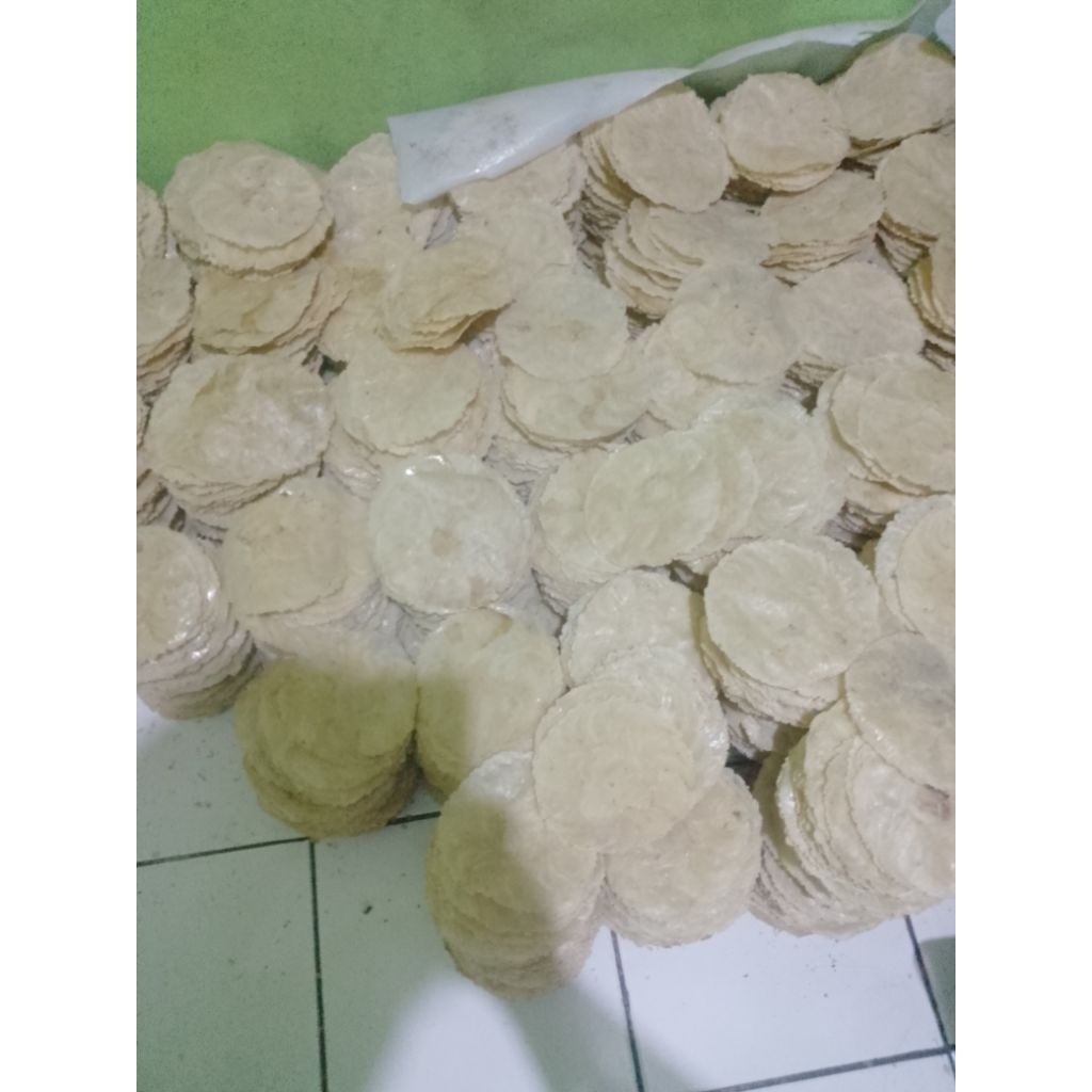 

emping mentah jumbo asli 250gr(d.13-14cm)