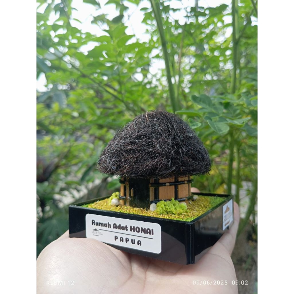 Miniatur Rumah Adat HONAI Provinsi PAPUA