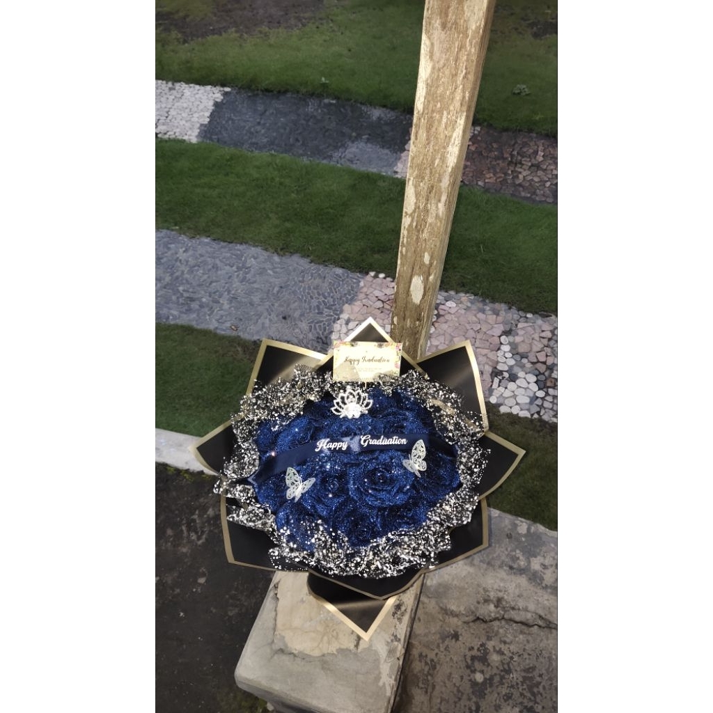 

Buket bunga satin navy blue free ucapan tulisan 10 tangkai Bouqet bunga pita satin gliter kupu-kupu