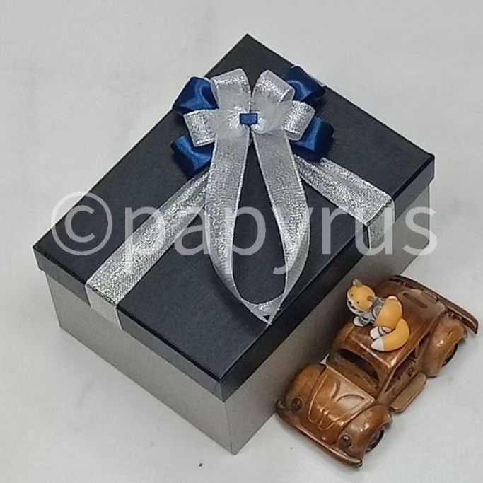 

PAPYRUS Kombinasi 15x20 Tinggi 10cm Kotak Kado Gift Box Hardbox Hampers Hadiah V1