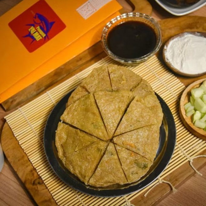 

Pempek YAI MAT! 2 Pcs Kulit Jumbo + Cuko Khas Palembang, Full Ikan Tenggiri, Tanpa Pengenyal, Frozen & Vakum