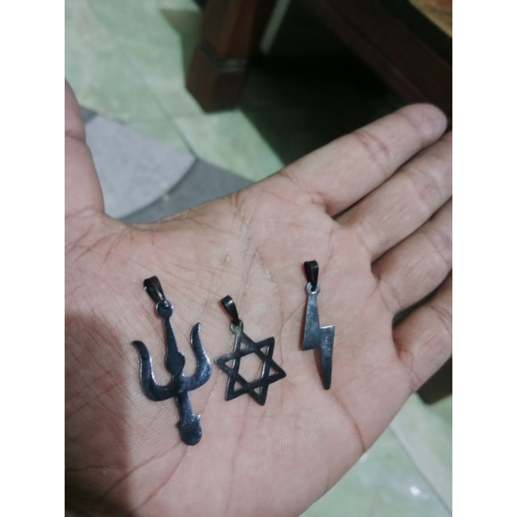 Liontin hitam trisula, petir dan bintang