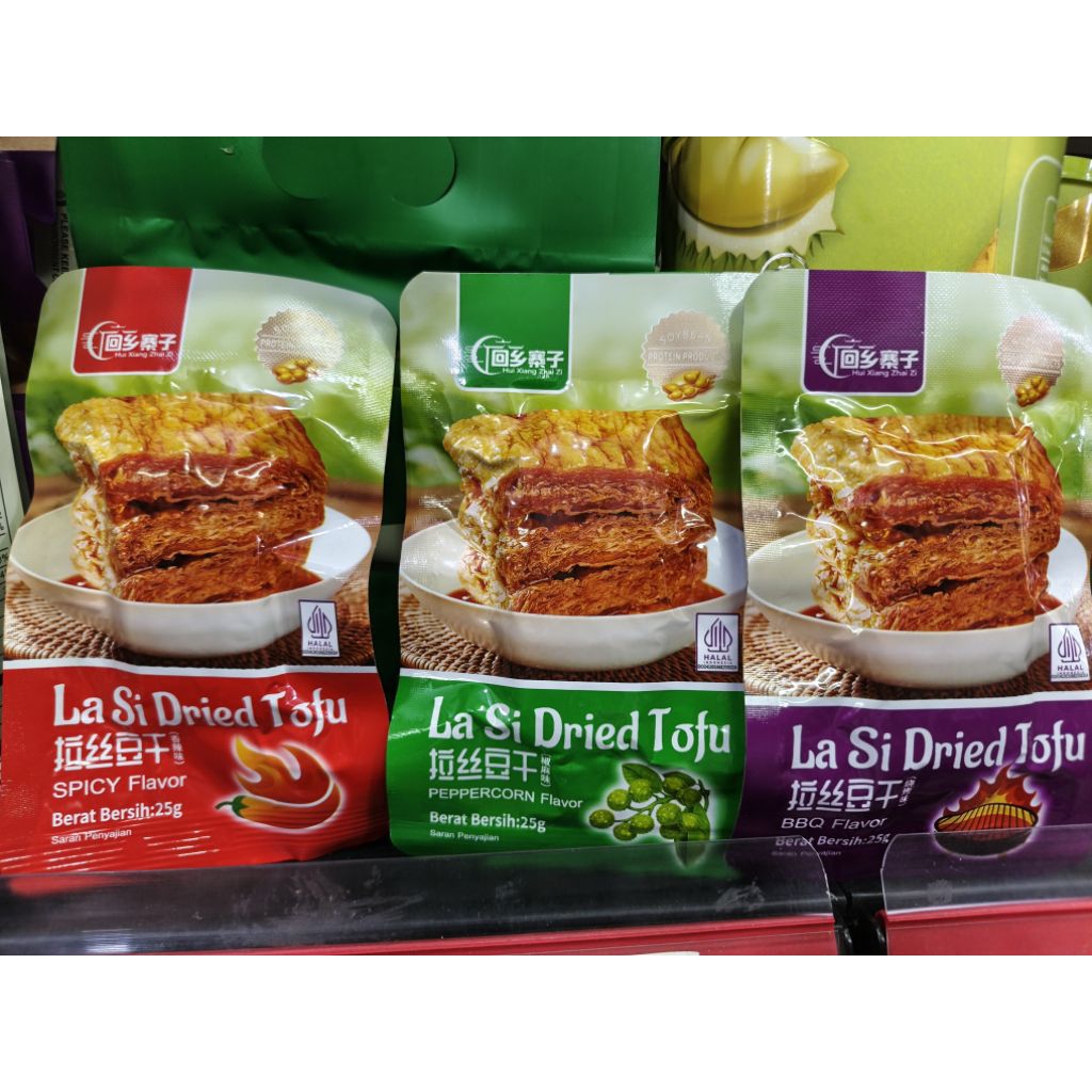 

Hua Xiang Zhau Zi La Su Dried Tofu 25gr / Tofu siap saji / Tahu semi kering Asin gurih pedas. Cemilan instant tahu