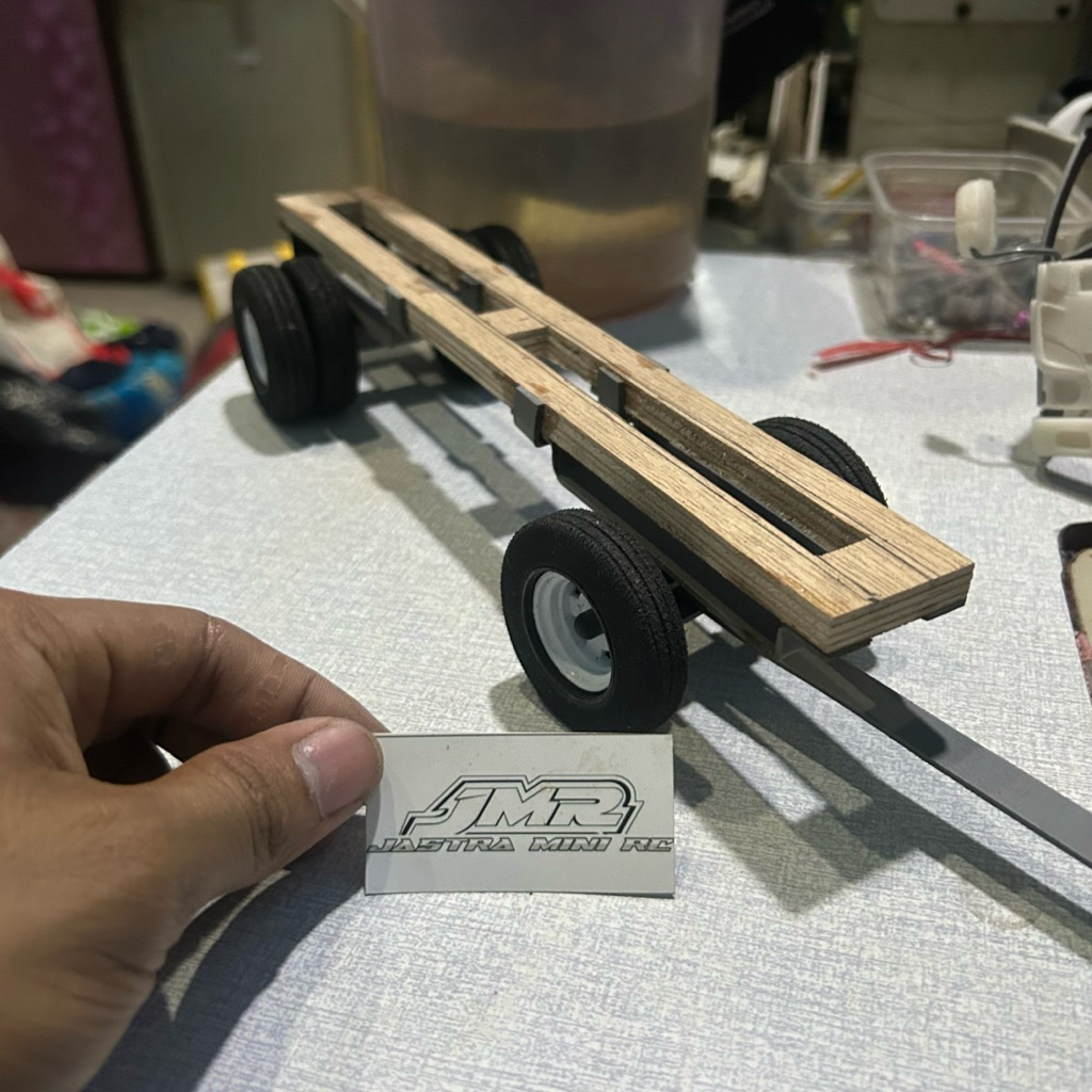 sasis miniatur truk plastik set ban