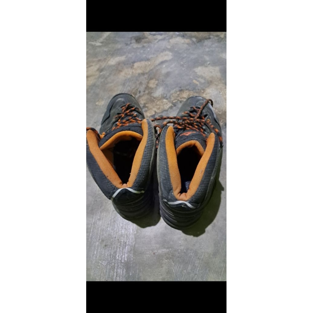 Sepatu eiger second