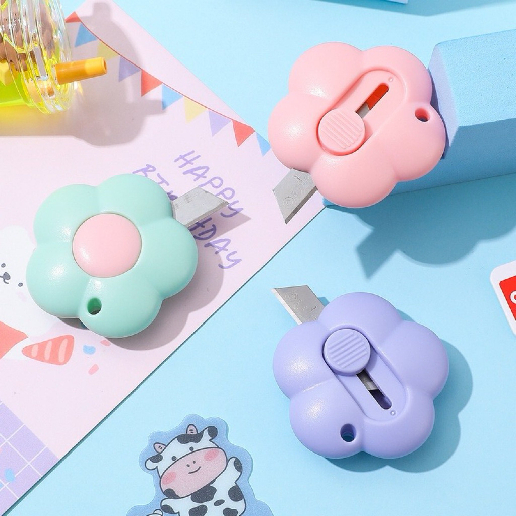 

Cutter Mini Portable Bentuk Bunga Pemotong Kertas Cutter Lucu Bentuk Flower Warna Pastel Untuk Unboxing Paket