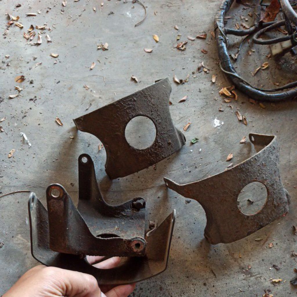 Breket dudukan plat spakbor slebor depan tiger revo