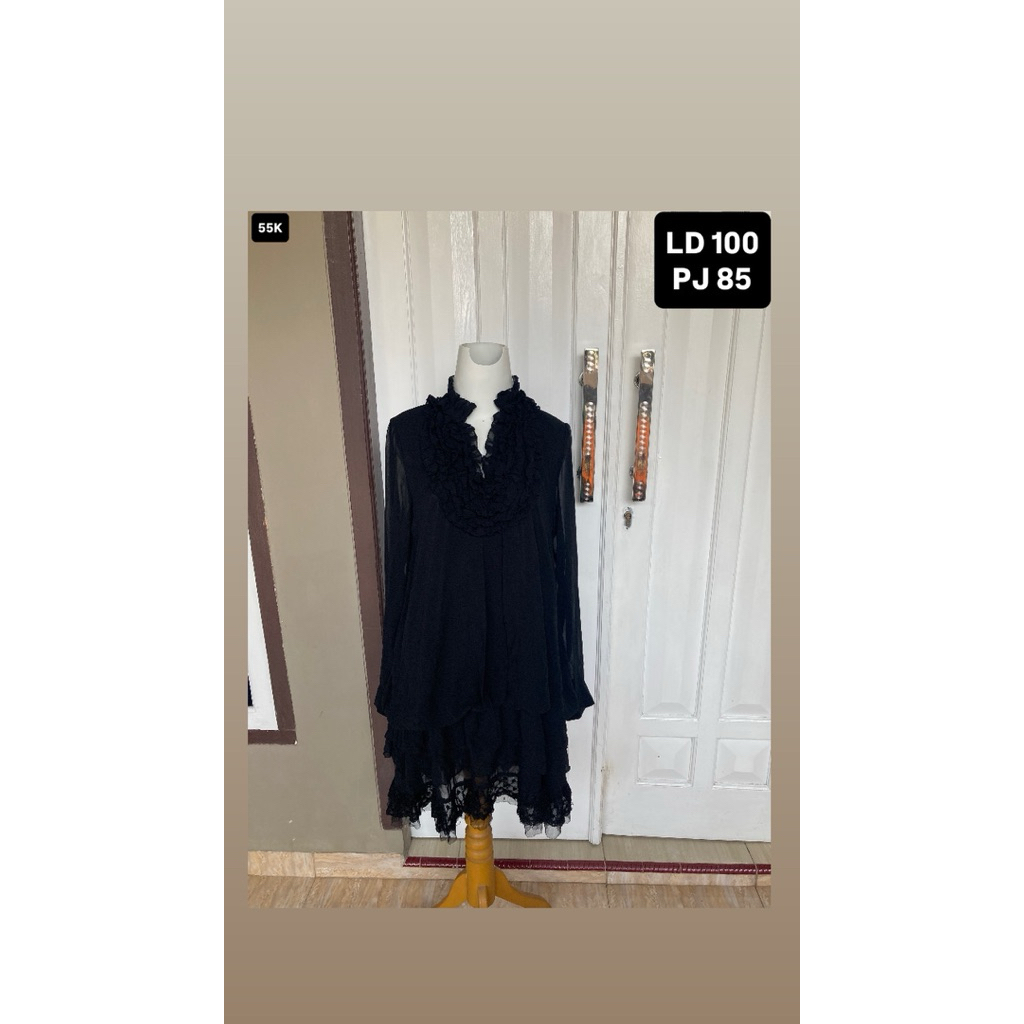 4. Dress hitam polos lengan panjang dan pendek