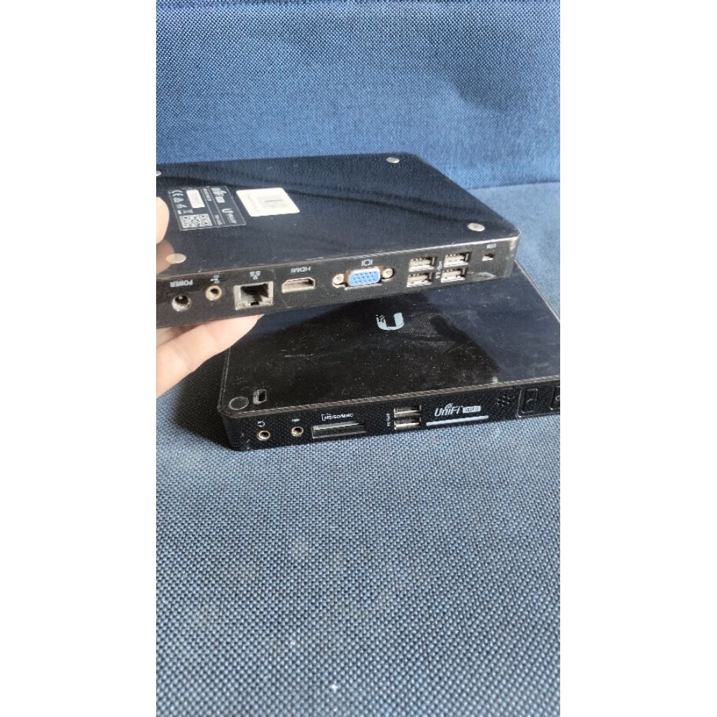 Ubiquiti Networks UniFi UVC-NVR dengan HDD 2TB. Ini adalah Network Video Recorder (NVR) yang diranca