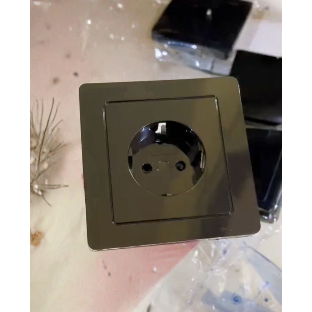 Saklar dan Stop Kontak Hitam Glossy Estetik merk Morgen