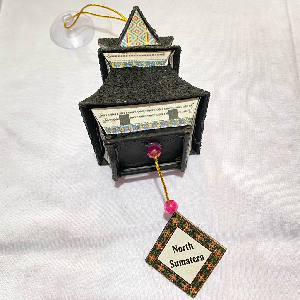 Miniatur Rumah Adat Karo