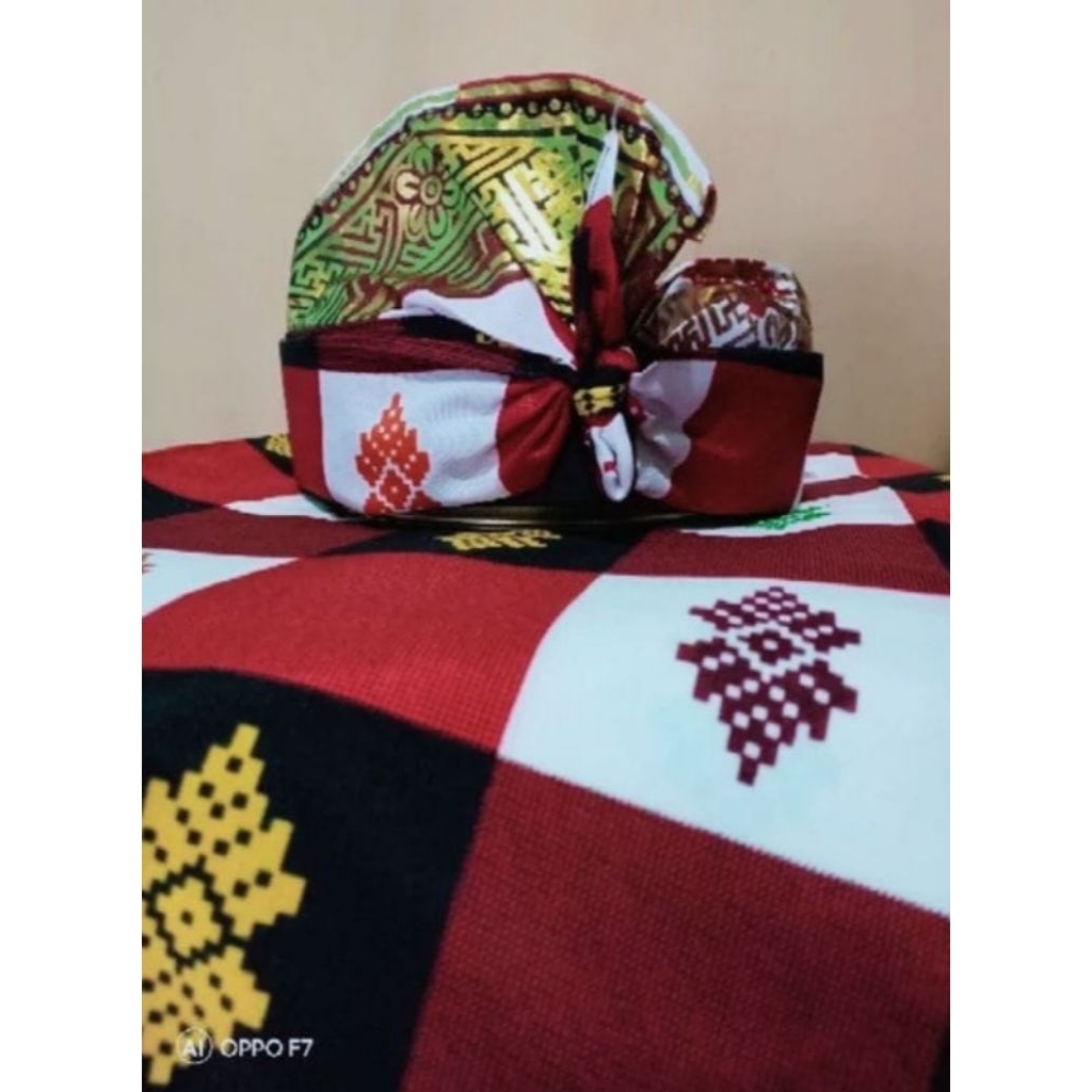 Sarung dan Udeng Model Bali Satu Paket