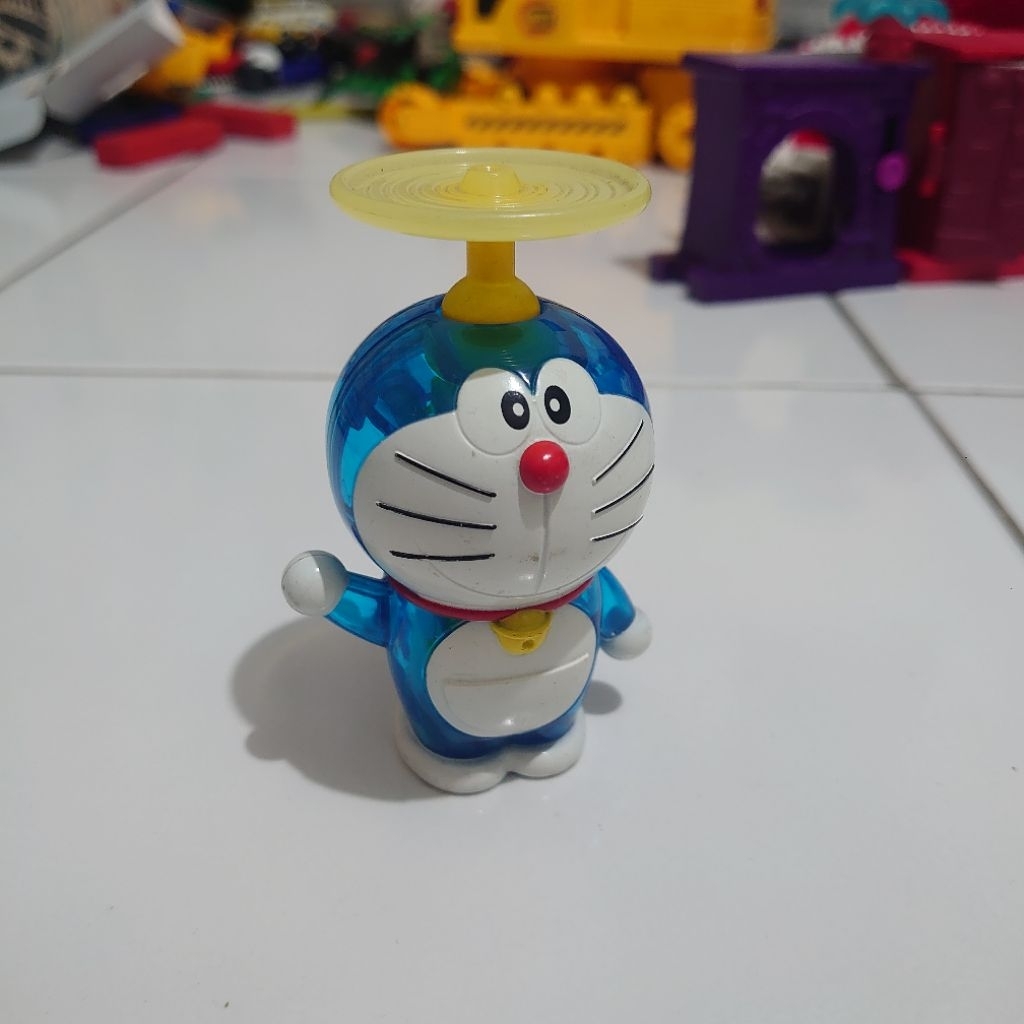 mainan figure Doraemon preloved
