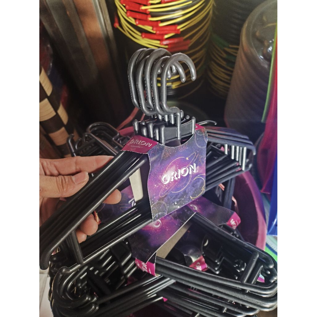 Hanger plastik/gantungan baju plastik hitam