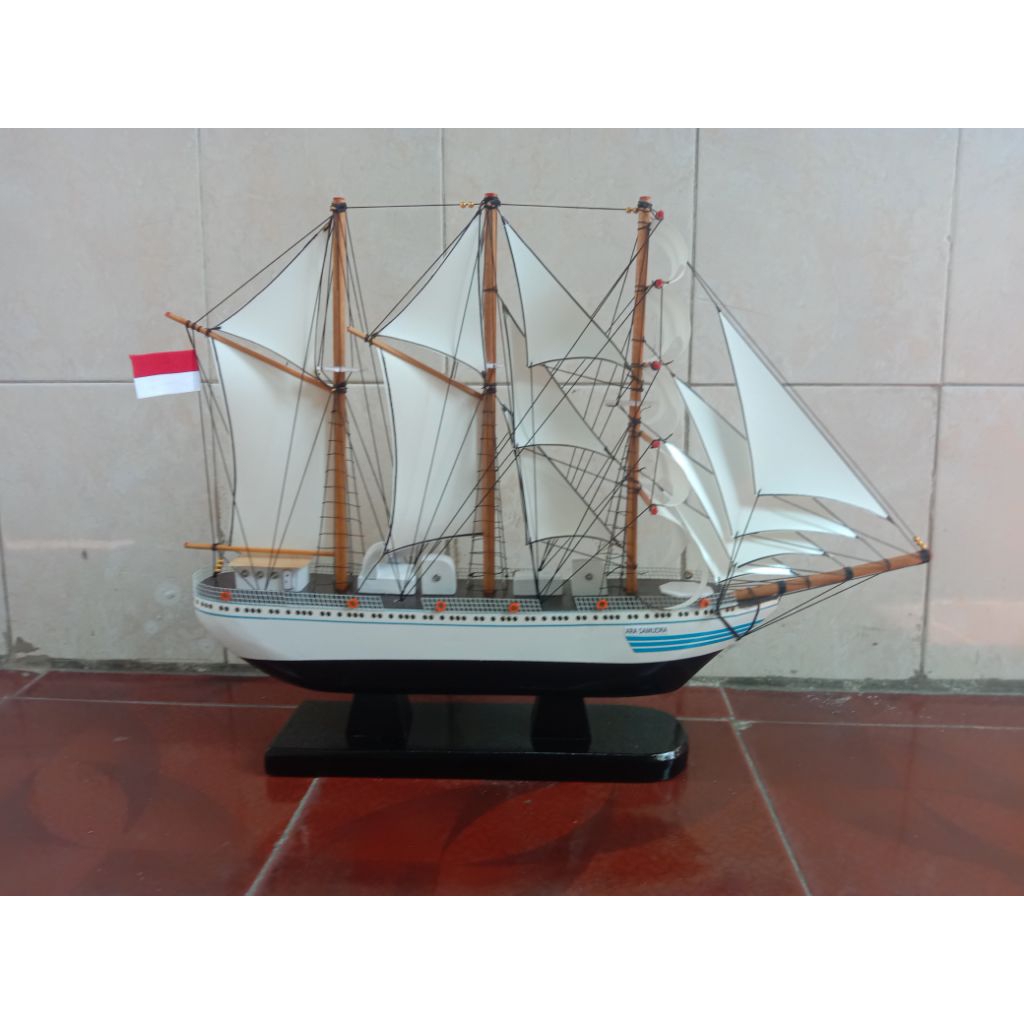 miniatur kapal Dewaruci,Pinisi,hiasan