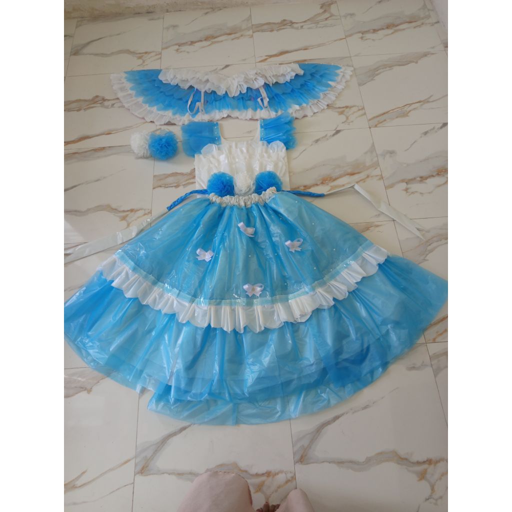 Kostum daur ulang plastik kresek kostum karnaval fashion show