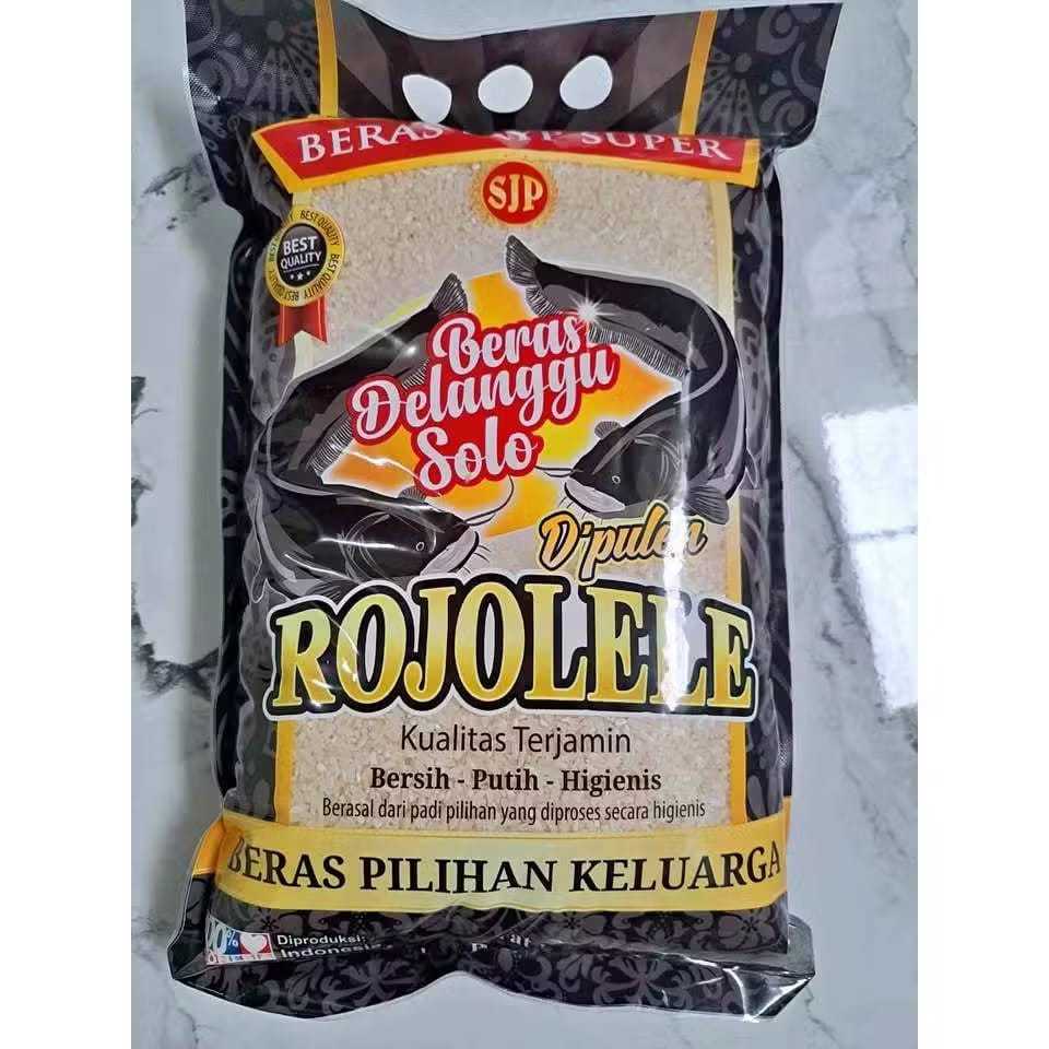 

[ 2,7 Kilogram ] Beras Delanggu Solo Rojolele Kemasan Hitam Beras Semi Ngembang Kurang Pulen 2,7 Kg Cocok untuk Zakat Sumbangan Amal Anak Kos